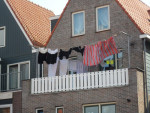 Lijntje met wasgoed. Zo doen ze dat in Volendam...